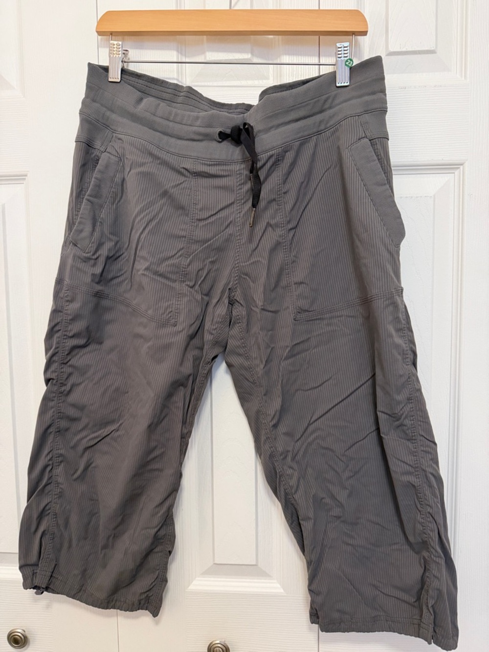 Lululemon Gray Cropped Drawstring Capris, inseam 19”